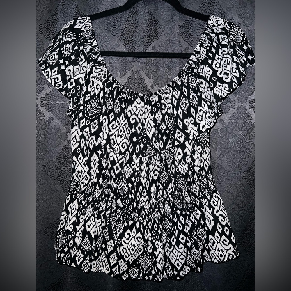 Old Navy Black and White Geometric Blouse